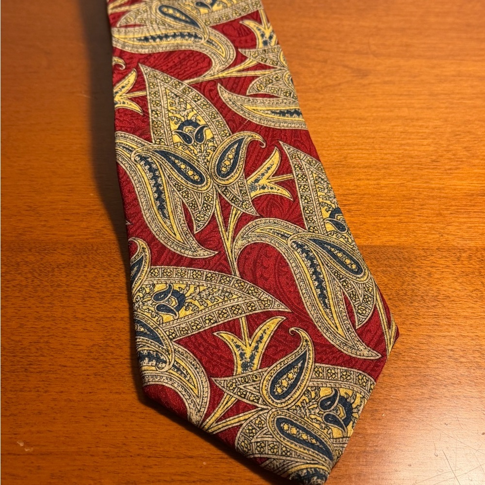 Elegant Paisley Men's Tie in Red and Gold